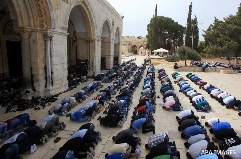 Palestinian Muslim worshipers attend Friday prayers at the al-Aqsa mosque compound, in Jerusalem's old city on October 23, 2015. Palestinian factions called for mass rallies against Israel in the occupied West Bank and E...