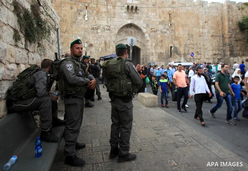 Israeli policemen stand guard as Palestinian Muslim worshipers walk outside the al-Aqsa mosque compound following Friday prayers in Jerusalem's old city on October 23, 2015. Palestinian factions called for mass rallies a...