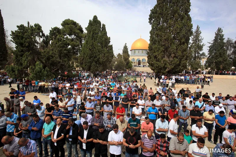 Palestinian Muslim worshipers attend Friday prayers at the al-Aqsa mosque compound, in Jerusalem's old city on October 23, 2015. Palestinian factions called for mass rallies against Israel in the occupied West Bank and E...