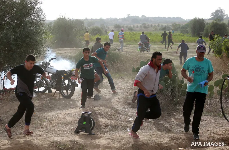 Palestinian protesters participate in clashes with Israeli security forces near the border between Israeli and central Gaza Stirp, on October 23, 2015. Palestinian factions called for mass rallies against Israel in the o...