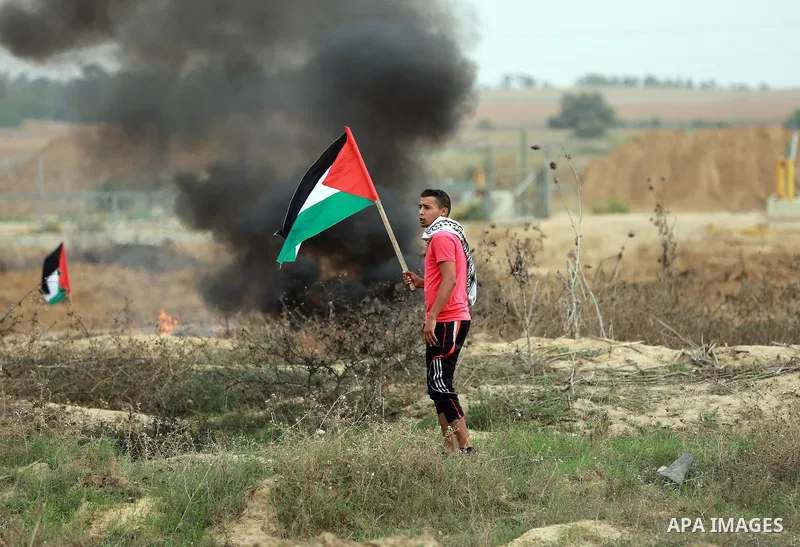 Palestinian protesters participate in clashes with Israeli security forces near the border between Israeli and central Gaza Stirp, on October 23, 2015. Palestinian factions called for mass rallies against Israel in the o...