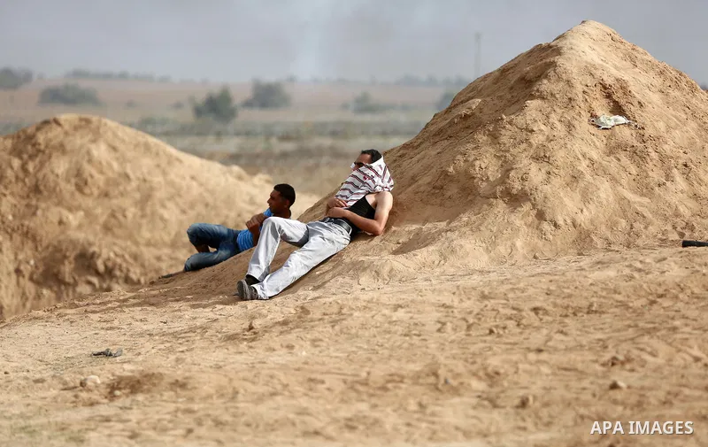 Palestinian protesters participate in clashes with Israeli security forces near the border between Israeli and central Gaza Stirp, on October 23, 2015. Palestinian factions called for mass rallies against Israel in the o...