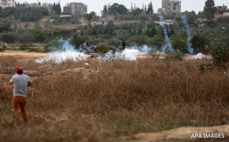 Palestinian protesters participate in clashes with Israeli security forces near the border between Israeli and central Gaza Stirp, on October 23, 2015. Palestinian factions called for mass rallies against Israel in the o...