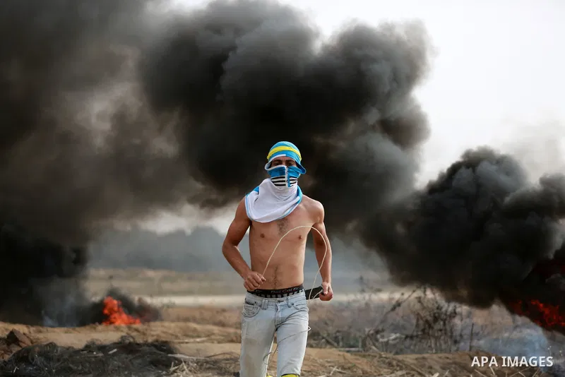 Palestinian protesters participate in clashes with Israeli security forces near the border between Israeli and central Gaza Stirp, on October 23, 2015. Palestinian factions called for mass rallies against Israel in the o...