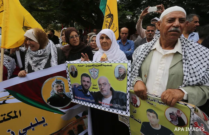 Palestinians take part in a protest demanding release the prisoners in Israeli jails, in front of Red cross office, in Gaza city, on Oct. 26, 2015. Photo by Mohammed Asad