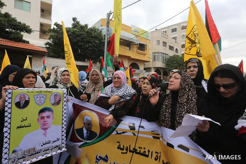 Palestinians take part in a protest demanding release the prisoners in Israeli jails, in front of Red cross office, in Gaza city, on Oct. 26, 2015. Photo by Mohammed Asad