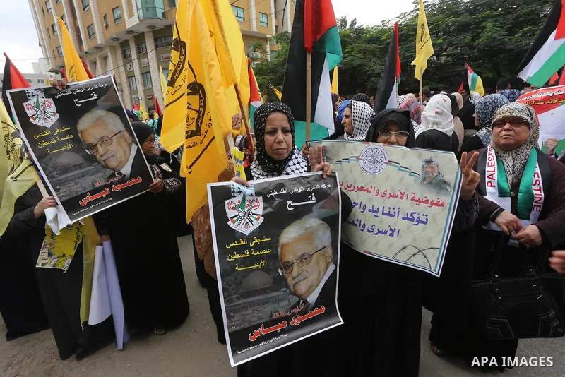 Palestinians take part in a protest demanding release the prisoners in Israeli jails, in front of Red cross office, in Gaza city, on Oct. 26, 2015. Photo by Mohammed Asad