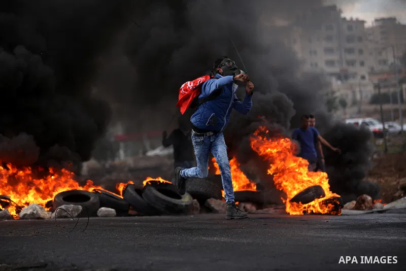 Palestinian protesters take part in clashes with Israeli security forces near the Jewish settlement of Beit El, near the West Bank city of Ramallah October 26, 2015. Israeli Prime Minister Benjamin Netanyahu has raised t...