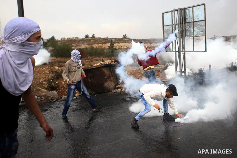 Palestinian protesters take part in clashes with Israeli security forces near the Jewish settlement of Beit El, near the West Bank city of Ramallah October 26, 2015. Israeli Prime Minister Benjamin Netanyahu has raised t...
