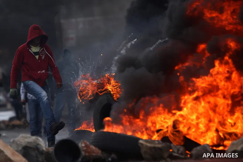 Palestinian protesters take part in clashes with Israeli security forces near the Jewish settlement of Beit El, near the West Bank city of Ramallah October 26, 2015. Israeli Prime Minister Benjamin Netanyahu has raised t...