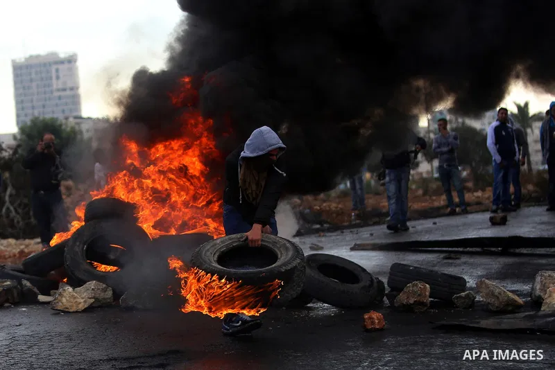 Palestinian protesters take part in clashes with Israeli security forces near the Jewish settlement of Beit El, near the West Bank city of Ramallah October 26, 2015. Israeli Prime Minister Benjamin Netanyahu has raised t...
