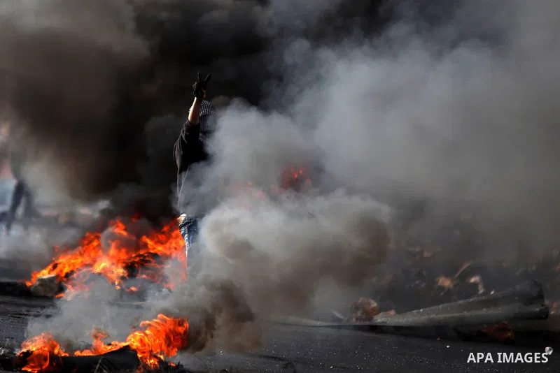 Palestinian protesters take part in clashes with Israeli security forces near the Jewish settlement of Beit El, near the West Bank city of Ramallah October 26, 2015. Israeli Prime Minister Benjamin Netanyahu has raised t...