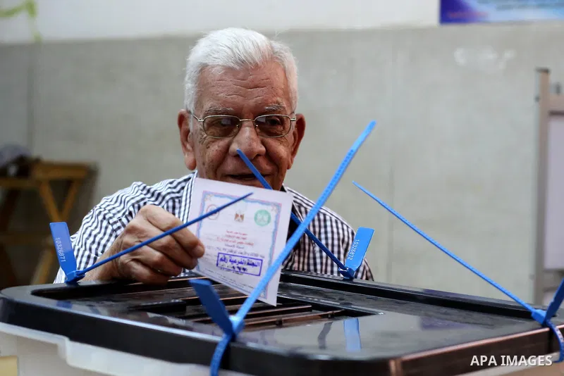 An Egyptian man casts his ballot at a polling station in Cairo, as voters returned to polling stations on October 27, 2015 for a first round run-off in a parliamentary vote expected to elect lawmakers firmly backing Pres...