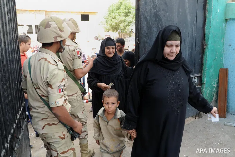 Egyptian soldiers stand guard at a polling station of the runoff to the first round of the parliamentary elections in Cairo, Egypt, Wednesday, Oct. 28, 2015. Photo by Amr Sayed