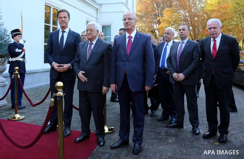 Dutch Prime Minister Mark Rutte (L) receives Palestinian President Mahmoud Abbas (C) and Palestinian Prime Miinister Rami Hamdallah (R) in his official residence Catshuis in The Hague, The Netherlands, 29 October 2015. T...
