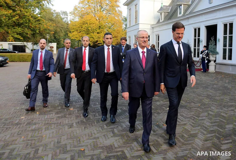 Dutch Prime Minister Mark Rutte (R) receives Palestinian Prime Miinister Rami Hamdallah (L) in his official residence Catshuis in The Hague, The Netherlands, 29 October 2015. The leaders met on the occasion of a second C...