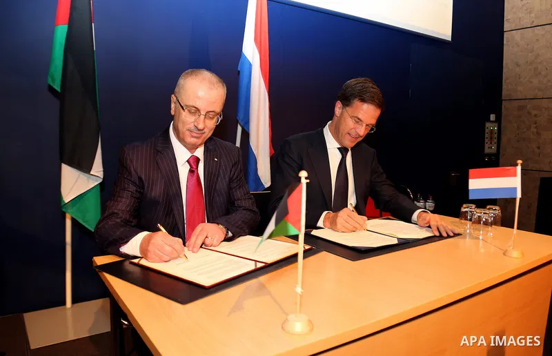 Palestinian Prime Minister Rami Hamdallah and his Dutch counterpart Mark Rutte, sign a cooperation agreement during a ceremony in Catshuis in The Hague, The Netherlands, 29 October 2015. The leaders met on the occasion o...