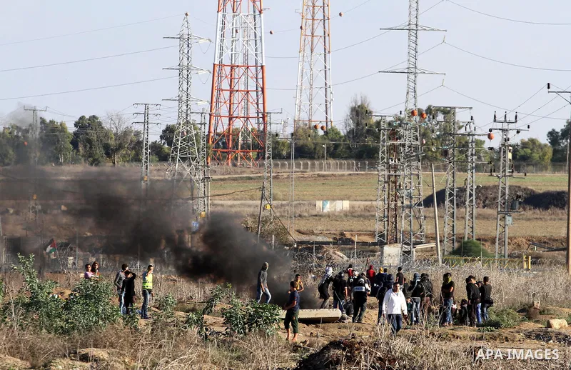 Palestinian protesters take part in clashes with Israeli troops near the border between Israel and eastern Gaza city, October 30, 2015. Since the start of October, violence that has included stabbings as well as clashes...
