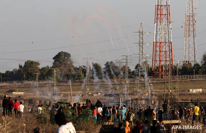 Palestinian protesters take part in clashes with Israeli troops near the border between Israel and eastern Gaza city, October 30, 2015. Since the start of October, violence that has included stabbings as well as clashes...