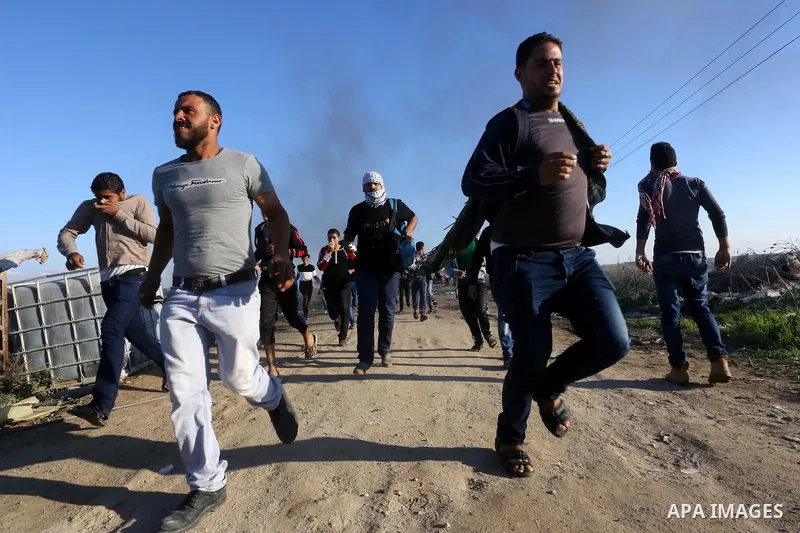 Palestinian protesters take part in clashes with Israeli troops near the border between Israel and eastern Gaza city, October 30, 2015. Since the start of October, violence that has included stabbings as well as clashes...
