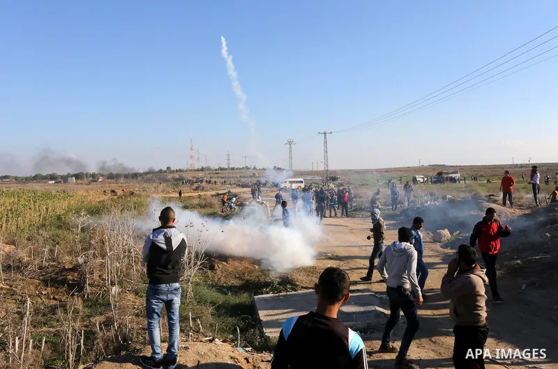 Palestinian protesters take part in clashes with Israeli troops near the border between Israel and eastern Gaza city, October 30, 2015. Since the start of October, violence that has included stabbings as well as clashes...