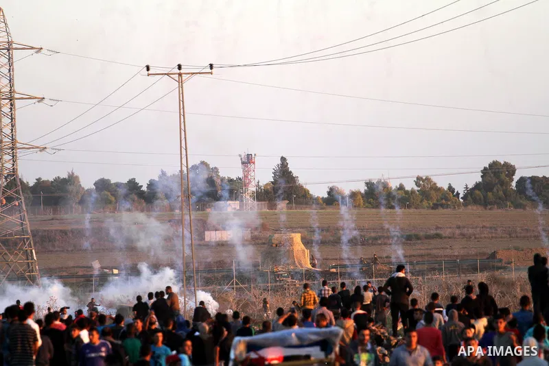 Palestinian protesters take part in clashes with Israeli troops near the border between Israel and eastern Gaza city, October 30, 2015. Since the start of October, violence that has included stabbings as well as clashes...
