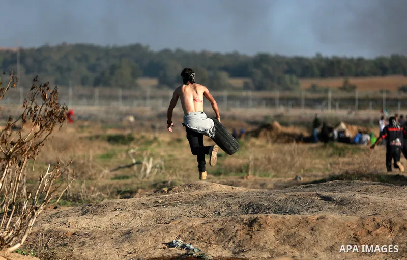 Palestinian protesters take part in clashes with Israeli troops near the border between Israel and central Gaza strip, October 30, 2015. Since the start of October, violence that has included stabbings as well as clashes...