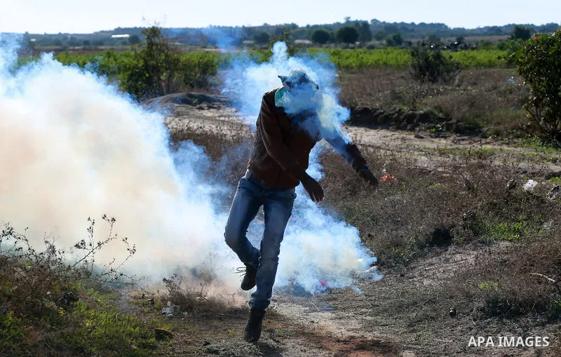 Palestinian protesters take part in clashes with Israeli troops near the border between Israel and central Gaza strip, October 30, 2015. Since the start of October, violence that has included stabbings as well as clashes...