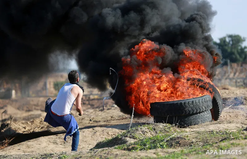 Palestinian protesters take part in clashes with Israeli troops near the border between Israel and central Gaza strip, October 30, 2015. Since the start of October, violence that has included stabbings as well as clashes...