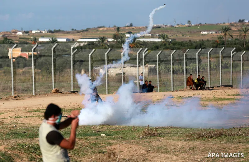 Palestinian protesters take part in clashes with Israeli troops near the border between Israel and central Gaza strip, October 30, 2015. Since the start of October, violence that has included stabbings as well as clashes...