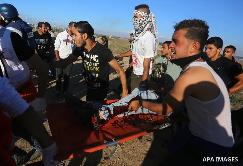 Palestinian protesters take part in clashes with Israeli troops near the border between Israel and central Gaza strip, October 30, 2015. Since the start of October, violence that has included stabbings as well as clashes...