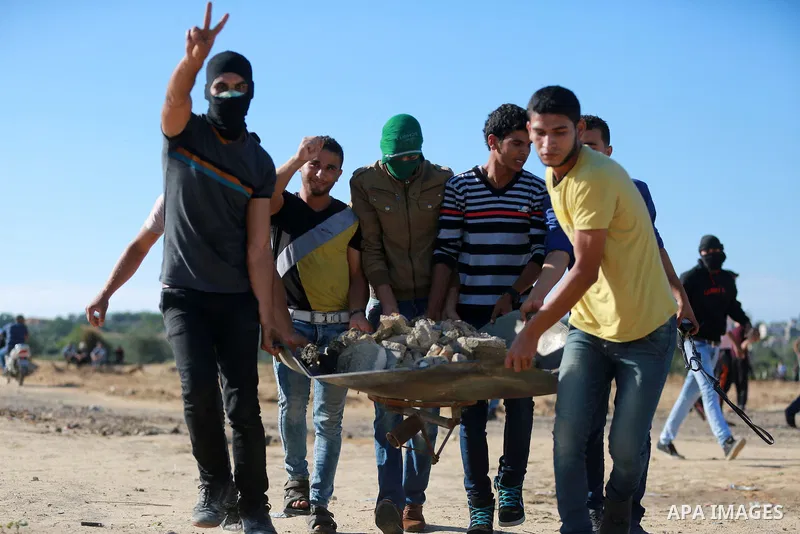 Palestinian protesters take part in clashes with Israeli troops near the border between Israel and central Gaza strip, October 30, 2015. Since the start of October, violence that has included stabbings as well as clashes...