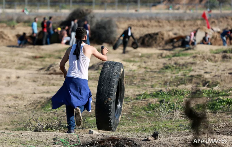 Palestinian protesters take part in clashes with Israeli troops near the border between Israel and central Gaza strip, October 30, 2015. Since the start of October, violence that has included stabbings as well as clashes...