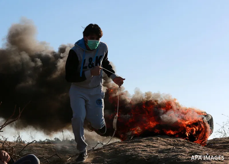Palestinian protesters take part in clashes with Israeli troops near the border between Israel and central Gaza strip, October 30, 2015. Since the start of October, violence that has included stabbings as well as clashes...