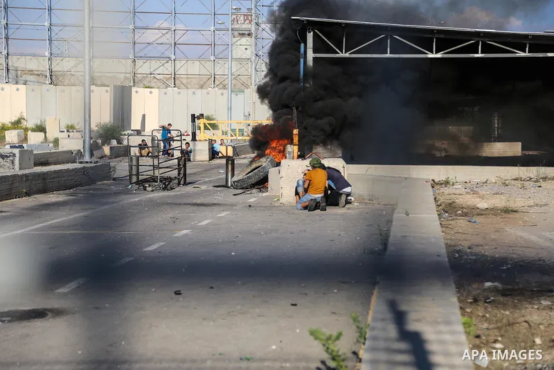Palestinian protesters take part in clashes with Israeli troops near the border between Israel and northern Gaza strip, October 30, 2015. Since the start of October, violence that has included stabbings as well as clashe...