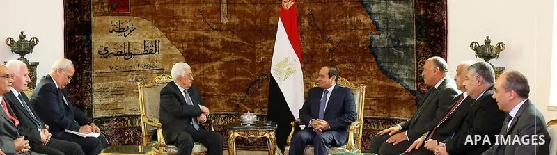Egyptian President Abdel Fattah al-Sisi meets with his Palestinian counterpart Mahmoud Abbas, in Cairo on November 8, 2015. Photo by Egyptian President Office