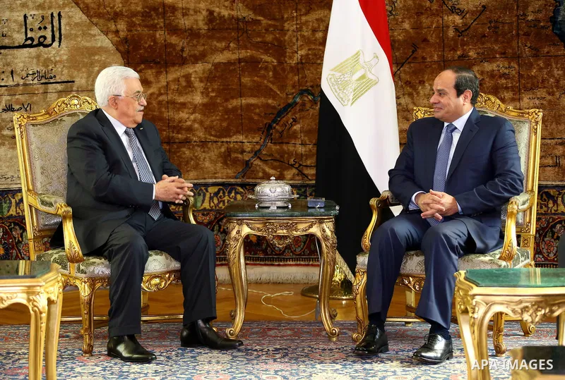 Egyptian President Abdel Fattah al-Sisi meets with his Palestinian counterpart Mahmoud Abbas, in Cairo on November 8, 2015. Photo by Egyptian President Office