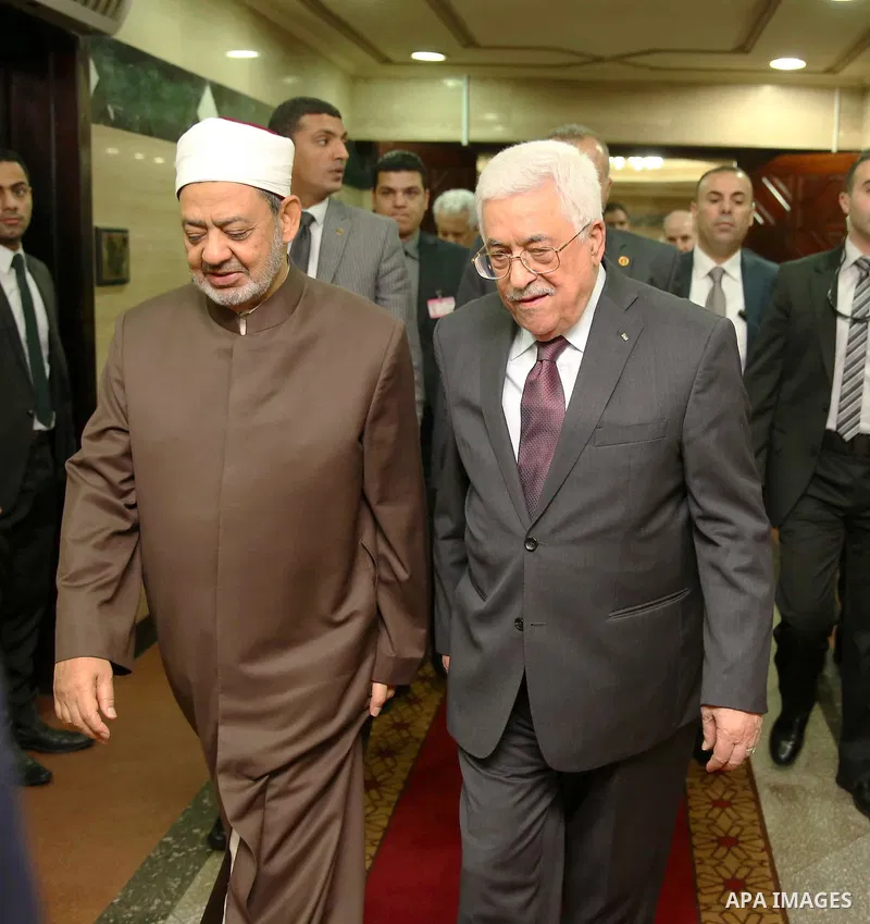 Palestinian President Mahmoud Abbas meets with Egyptian Grand Imam of al-Azhar, Sheikh Ahmed al-Tayeb, in Cairo on November 9, 2015. Photo by Stringer