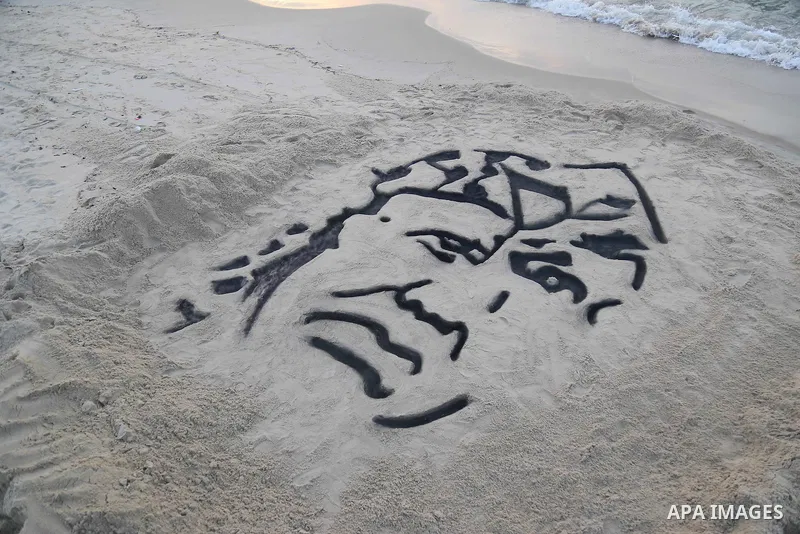 A Palestinian man creates a sand sculpture of the late Palestinian leader Yasser Arafat to mark the 11th anniversary of his death, at the beach of Gaza city, on November 10, 2015. Photo by Stringer