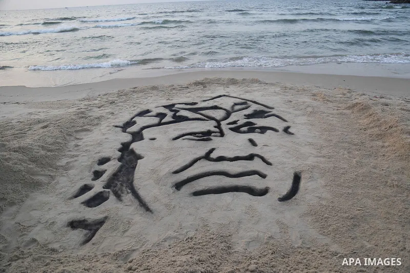 A Palestinian man creates a sand sculpture of the late Palestinian leader Yasser Arafat to mark the 11th anniversary of his death, at the beach of Gaza city, on November 10, 2015. Photo by Stringer