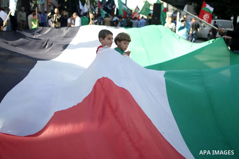 Palestinian Hamas supporters take part in a protest against the killing in twin suicide attacks 12 November in the Bourj al-Barajneh suburb of Beirut, in Gaza city on November 13, 2015. Photo by Stringer