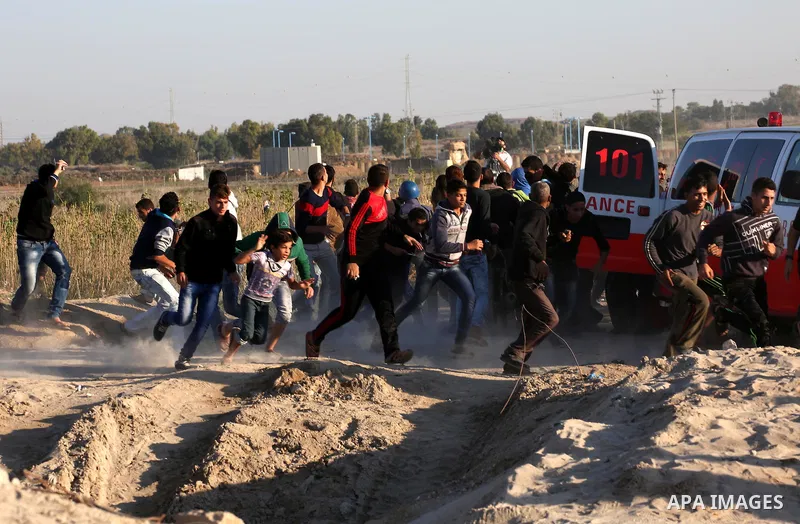 Palestinian protesters take part in clashes with Israeli security forces near the border between Israel and eastern Gaza city, November 13, 2015. The current wave of violence erupted in mid-September, fueled by rumors th...