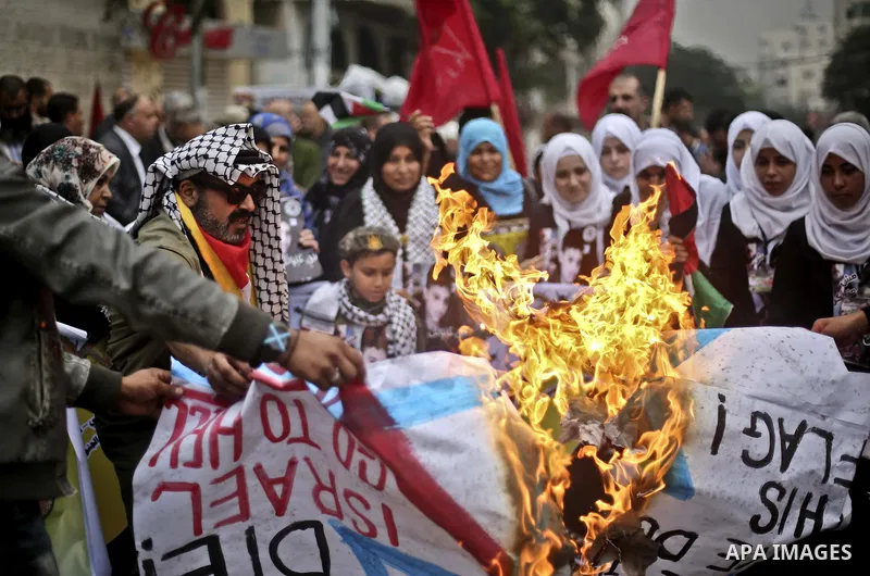 Palestinians take part in a protest demanding release the prisoners in Israeli jails, in front of Red cross office, in Gaza city, on Nov. 16, 2015. Photo by Mohammed Talatene