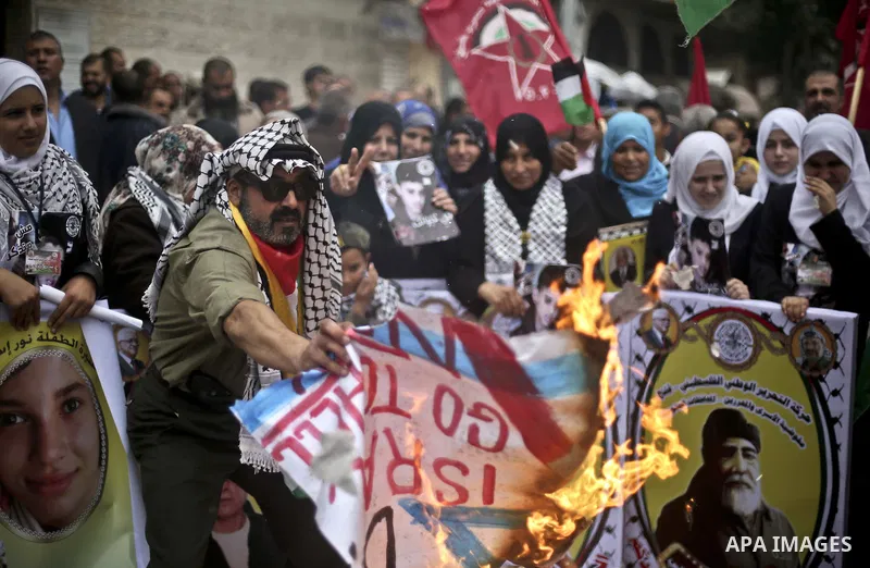 Palestinians take part in a protest demanding release the prisoners in Israeli jails, in front of Red cross office, in Gaza city, on Nov. 16, 2015. Photo by Mohammed Talatene