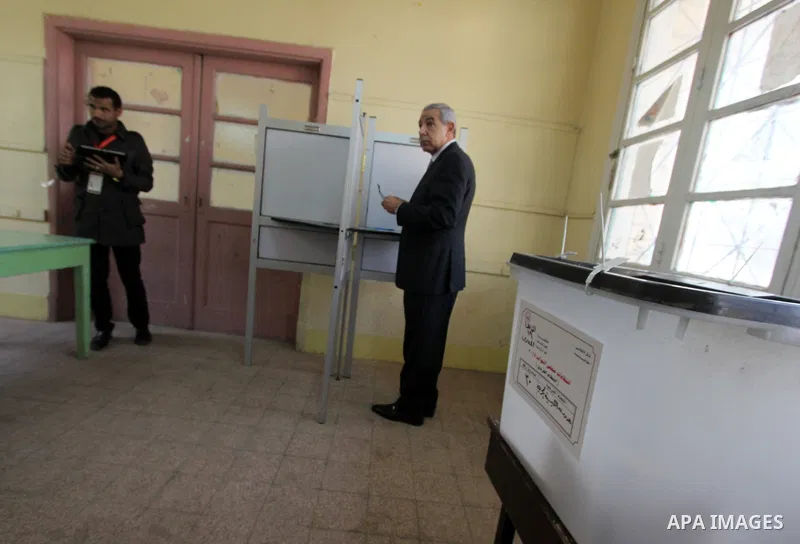 Egyptian minister of Industry and Trade, Tariq qabil, casts his vote at a polling station during the second round of parliamentary elections in Cairo, Egypt, November 22, 2015. Egyptians voted on Sunday in the second pha...