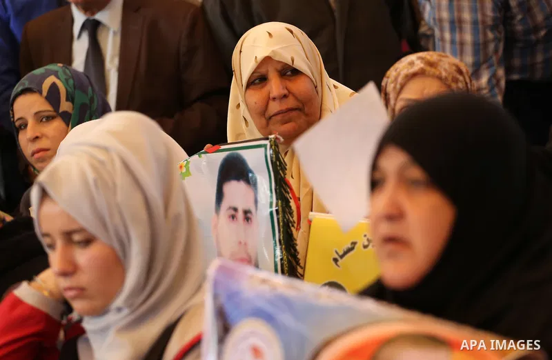 Palestinians take part in a protest demanding release the prisoners in Israeli jails, in front of Red cross office, in Gaza city, on Nov. 30, 2015. Photo by Mohammed Asad