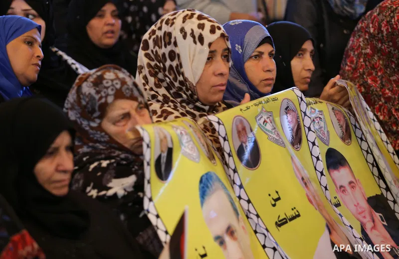 Palestinians take part in a protest demanding release the prisoners in Israeli jails, in front of Red cross office, in Gaza city, on Nov. 30, 2015. Photo by Mohammed Asad