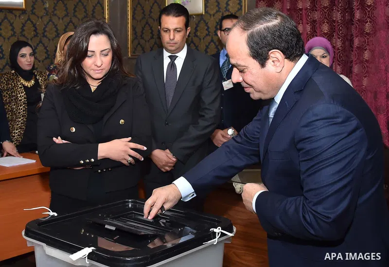 President of Egypt Abdel Fattah el-Sisi casts his vote during the run-off in the second phase of Egypt's parliamentary elections in Cairo on December 1, 2015. Photo by Egyptian President Office