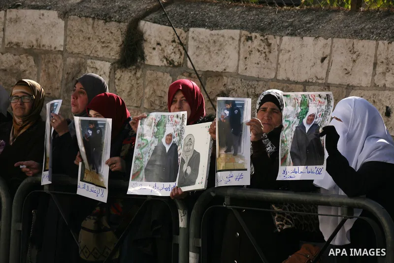 Palestinian take part during a protest to show solidarity with Palestinian prisoner Zeenat Jallad, 62, in occupied Jerusalem on Dec. 10, 2015. Photo by Mahfouz Abu Turk