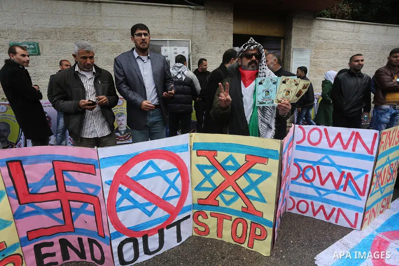 Palestinians take part in a protest demanding release the prisoners in Israeli jails, in front of Red cross office, in Gaza city, on Dec. 14, 2015. Photo by Mohammed Asad
